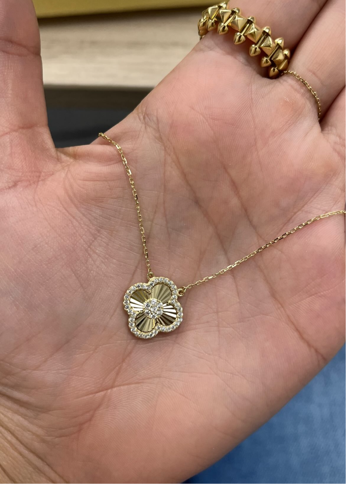 New clv zirconia necklace